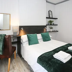 Oyo Queens Quarter Hotel